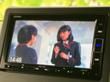 テレビ番組を画面で視聴できる装備です。停車中の休憩時間に映像を楽しめるため、待ち時間も有効に過ごせます。画面表示は見やすく、車内でのひとときを彩ります。