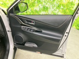 ドア内側はスイッチ類が手元にまとまり、運転席から見つけやすい配置です。窓越しの視界も確保され、乗り降りの際にも周囲を確認しやすい造り。落ち着いた色合いで日常使いにも馴染みます。