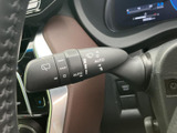レバー上にワイパー関連の表示がまとまり、設定内容を確認しやすい仕様です。運転席から手元で扱える位置にあり、天候の変化に合わせた操作に役立ちます。