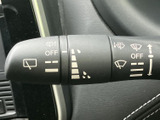 レバー上にワイパー関連の表示がまとめられ、設定を目で確認しやすい仕様です。運転席から手を伸ばしやすい位置にあり、雨天時などの操作にも便利にお使いいただけます。