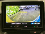 画面上で車両後方の様子とガイドラインを確認でき、駐車時の周囲確認をサポートします。表示が見やすく、日々の駐車を助ける便利な装備です。