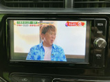 画面に映像が表示され、オーディオの情報も確認しやすい配置です。停車中にはテレビ視聴も楽しめるため、休憩時間を過ごす際にも活用いただけます。