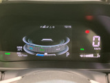 速度やシフト位置、燃料残量、外気温などの情報がまとまって表示され、運転中にも確認しやすい配置です。必要な情報をひと目で把握しやすく、日々の運転を支えてくれます。