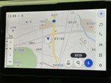 道路や周辺施設を地図上で確認でき、現在地と目的地の位置関係を把握しやすい表示です。画面上の検索や登録メニューも活用できるため、初めて訪れる場所への移動をサポートします。