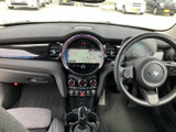 運転席から助手席まで見渡しやすい、すっきりとした前席まわりです。中央のディスプレイや各種スイッチが視界に入り、日々の運転を快適にサポートします。