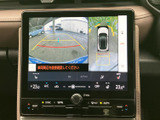 後方の映像と車両周辺の状況を画面で確認でき、駐車時の目安として活用できます。ガイドラインも表示されるため、周囲を確かめながら落ち着いて駐車操作を行えます。