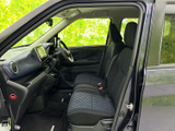 運転席まわりは前方の見通しがよく、着座したまま周囲を確認しやすいレイアウトです。シートの落ち着いた色合いとすっきりした足元で、日々の運転にもなじみます。