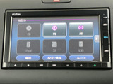 音楽ソースを画面上で選べるメニュー構成で、使いたい機能を確認しながら選択できます。ラジオや各種メディアに対応した表示があり、移動中の楽しみが広がります。