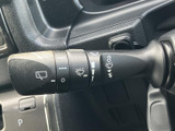 レバーに各操作のマークが表示され、雨天時なども設定を確認しやすい仕様です。運転席から手を伸ばしやすい位置にあり、天候に応じた操作を行う際に役立ちます。
