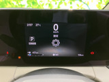 速度やシフト位置、航続可能距離などの情報が画面にまとまり、運転に必要な表示を確認しやすい構成です。表示内容を切り替えられる設定画面も備えています。