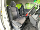 運転席まわりには十分なスペースがあり、大柄な方でもゆったり運転していただける環境です。運転席まわりには十分なスペースがあり、大柄な方でもゆったり運転していただける環境です。
