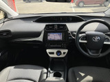 前席から広がる見通しのよい運転席まわりで、メーターや中央の画面を確認しやすい配置です。座席に座ったまま前方を見渡しやすく、日々の移動を落ち着いて楽しめます。