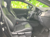 運転席まわりは前方を見渡しやすく、シートには身体を受け止める形状と表情の異なる仕上げを採用。落ち着いた色合いで、毎日の乗り降りも心地よくお使いいただけます。