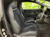運転席まわりは視界が開け、前方や周囲を確認しやすいレイアウトです。身体を支える形状のシートと落ち着いた色合いで、日々の乗り降りも心地よくお使いいただけます。