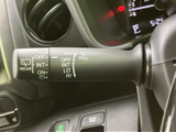 レバーには操作位置が表示され、使い方を確認しやすいデザインです。運転席から手元で扱えるため、天候や視界の変化に合わせて操作しやすく、日常の運転をサポートします。
