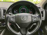 手元に複数のスイッチがまとまり、運転姿勢を大きく変えずに各種機能へアクセスできます。握りやすい形状で、毎日の運転を快適にサポートする使い勝手のよい装備です。