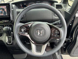 握りやすい形状で、手元には複数のスイッチを備えています。運転姿勢を保ちながら必要な操作に手が届きやすく、毎日の移動から遠出まで、使い勝手に配慮された運転席です。
