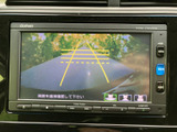 後方の映像に加えてガイド線が表示され、駐車時に周囲との距離感を確認するのに便利です。画面上で車両後方の状況を把握しやすく、駐車や車庫入れの際の確認をサポートします。