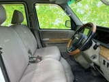 明るい色調のシートと広い窓まわりで、運転席まわりは開放感のある雰囲気です。座面や背もたれにゆとりがあり、視界も確保しやすく、毎日の乗り降りにも使いやすい空間です。