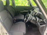 前席はゆったりとした座面で、運転席と助手席それぞれに落ち着いて座れる空間です。窓からの視界も広く、乗り込んだ際に周囲を確認しやすい室内となっています。