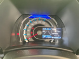 速度や燃料残量などの情報がまとまり、運転席から確認しやすいメーター表示です。中央のディスプレイにも各種情報が表示され、走行中の状況把握に便利です。