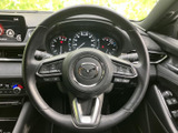 手元に各種スイッチを備え、運転姿勢を保ちながら必要な機能にアクセスしやすい仕様です。メーターや前方に視線を向けたまま扱いやすく、日々の運転をサポートします。