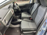 前席まわりは視界を遮るものが少なく、運転席から助手席まで見渡しやすいレイアウトです。シートは落ち着いた色合いで、日々の乗り降りにもなじみます。