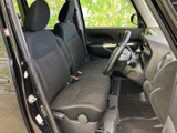 前席は座面と背もたれにゆとりがあり、乗り降りしやすい開口部も魅力です。運転席から前方を見渡しやすく、助手席の方も落ち着いて過ごせる空間に仕上がっています。