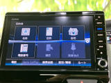目的地や住所、自宅などを選べる画面に加え、電話やApple CarPlayなどの項目も表示。行き先の設定や接続機能へのアクセスがしやすく、日々の移動を便利にサポートします。