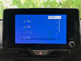 AM、FM、USB、TVの音源が画面に一覧表示され、使いたい項目を見つけやすい構成です。選択中の項目も確認しやすく、画面脇の音量つまみと合わせて日常使いに便利です。