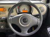 インテリアに合わせたデザインのステアリングは、運転される方のことも考え、運転しやすい形状、大きさです。是非一度、実際に触ってお確かめください。