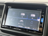 画面にはラジオや音楽、テレビ、ルートなどの項目が並び、目的に応じたメニューを確認しやすい構成です。画面表示と周囲のボタンで選択でき、日々の移動をサポートする装備として活用いただけます。