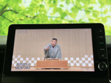 停車中にテレビ番組を視聴できる画面を備えています。休憩時間などに映像を楽しめる装備として、車内で過ごすひとときに活用いただけます。操作画面からテレビを選べる構成です。