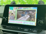 テレビ番組を画面で視聴できる装備です。停車中の待ち時間などに映像を楽しめるため、車内で過ごす時間にも活用いただけます。視聴は停車時にお楽しみください。