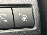 【リモート機能つきアドバンストパーク】専用スマートフォンアプリの使用で、車外から遠隔駐車・出庫が可能な先進機能。広い場所で乗り降りしたい時に便利です♪