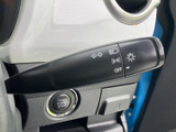 方向指示やライト関連の表示がレバー上に記され、運転席から目に入りやすい位置にまとまっています。周囲の明るさに合わせたライト操作など、日々の運転時に役立つ装備です。