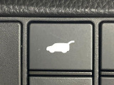 【パワーバックドア】スマートキーや運転席のボタンを押すだけでリアゲートが自動で開閉します!荷物を持っている時や、高い位置にあるバックドアを閉める際に便利な機能です♪