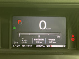 速度やシフト位置、航続可能距離などをひと目で確認しやすい表示構成です。必要な情報がまとまっており、運転中も視線移動を抑えながら車両の状況を把握するのに役立ちます。