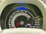 速度計に加え、シフト位置や時刻、外気温などの情報をメーター内で確認できます。必要な表示が運転席から見やすくまとまり、出発前や走行中に車両情報を把握しやすい配置です。