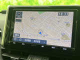 道路や周辺施設が画面いっぱいに表示され、目的地までのルート確認に役立ちます。地図の表示変更や地点登録などの項目も画面から選べ、日々のお出かけをサポートします。