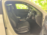 前席は視界が広く、運転席と助手席の位置関係も自然で、落ち着いて過ごせる空間です。ブラックを基調とした室内はすっきりとまとまり、日常使いにもなじみます。