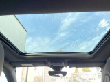 ●サンルーフ:開放感たっぷりの希少装備、サンルーフが装着されています!車内に明かりを取り入れたり景色を楽しむ以外にも、車内の空気も簡単に換気できて快適です!