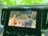 画面ではテレビ番組を視聴でき、停車中の待ち時間を過ごす際にも活用できます。映像が大きく表示され、画面まわりの操作ボタンも配置されているため、車内での時間を便利に楽しめます。