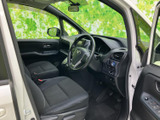 前席はゆったりとした座面と、運転席から見渡しやすい視界が魅力です。窓から光が入り、室内の様子も明るく感じられます。乗り降りしやすい開口部も、日々の使いやすさにつながります。