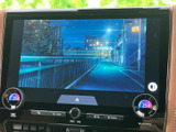 停車中にテレビ映像を楽しめる画面を備え、休憩時間など車内で過ごすひとときに活用できます。画面が見やすく、映像を確認しながらゆっくり過ごしたい方にもおすすめです。