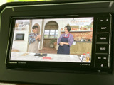 ナビ画面でテレビ番組を視聴できる装備です。停車中の待ち時間などに映像を楽しめるため、休憩時の過ごし方に選択肢が広がります。画面からテレビのメニューを選べるのも便利です。