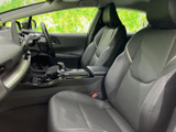 前席は身体を包み込むような形状で、運転席と助手席それぞれに落ち着いて座れます。窓からの視界も確保され、乗り降りする同乗者にも使いやすい室内です。