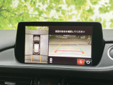 車両周囲を上から捉えた映像と後方映像を画面で確認でき、駐車時の周囲確認をサポートします。ガイド表示もあり、車庫入れや切り返しの際に状況を把握しやすい装備です。