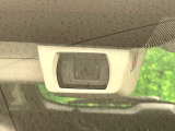 【アイサイトVer3】前方の車両等を検知し、衝突しそうな時は警報で注意を促し、ブレーキを踏む力をサポート。ブレーキを踏めなかった場合は衝突被害軽減ブレーキが作動、衝突回避をサポートします。