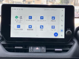 タッチパネルに各種メニューが並び、ナビやオーディオなどの機能へアクセスしやすい構成です。画面上のアイコンで目的の項目を探しやすく、日常の操作も直感的に行えます。